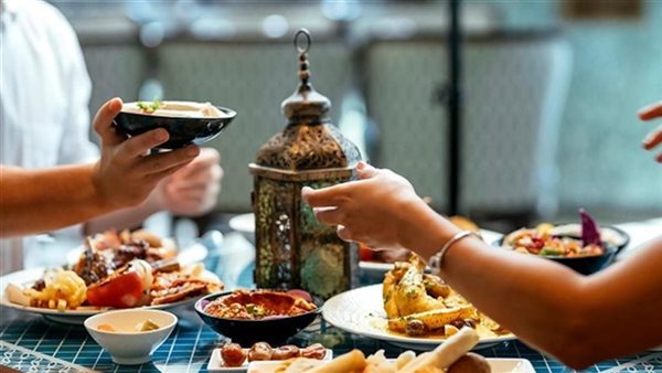 أخطرها أول دقائق من الأذان، 8 سلوكيات خاطئة يجب تجنبها على الإفطار فى رمضان