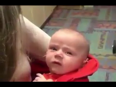 طفل رضيع يسمع صوت أمه لاول مرة بعد تركيب سماعة خاصة له