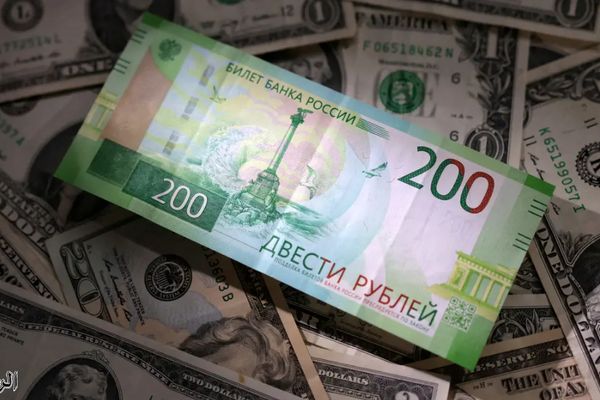 المركزي الروسي يرفع سعر صرف اليورو ويخفض الدولار واليوان أمام الروبل