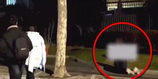 مشهد يدمي القلوب.. أم تعاقب طفلتها بالزحف في الشارع بليلة صقيع