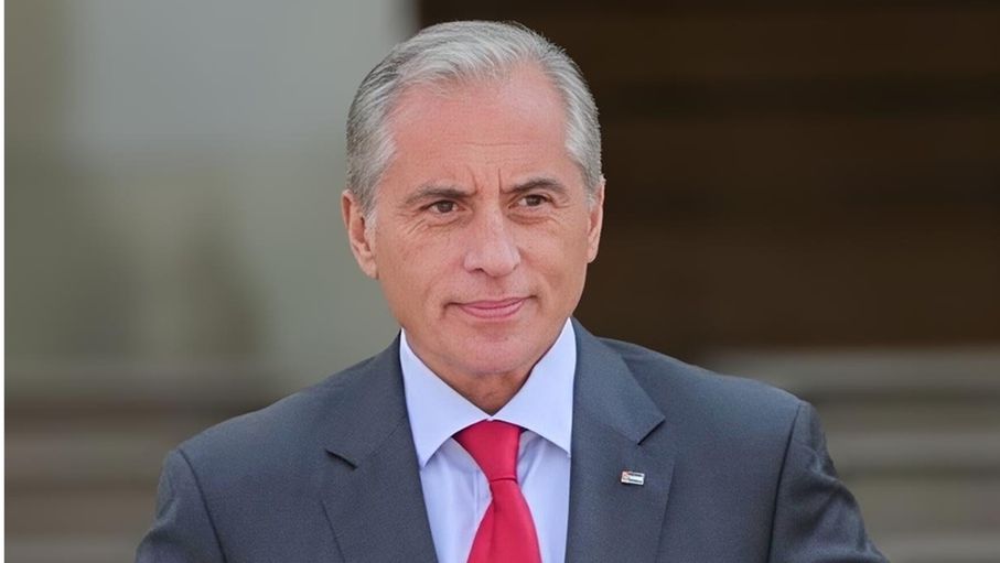 رئيس الوزراء يهنئ القيادة الهاشمية والأردنيين بحلول شهر رمضان