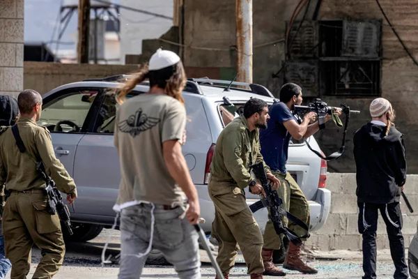شهيدان وأربعة مصابين في هجوم مستوطنين على مدرسة في رام الله