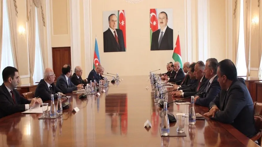 رئيس مجلس النواب يدعو إلى إطلاق خط طيران مباشر بين الأردن وأذربيجان
