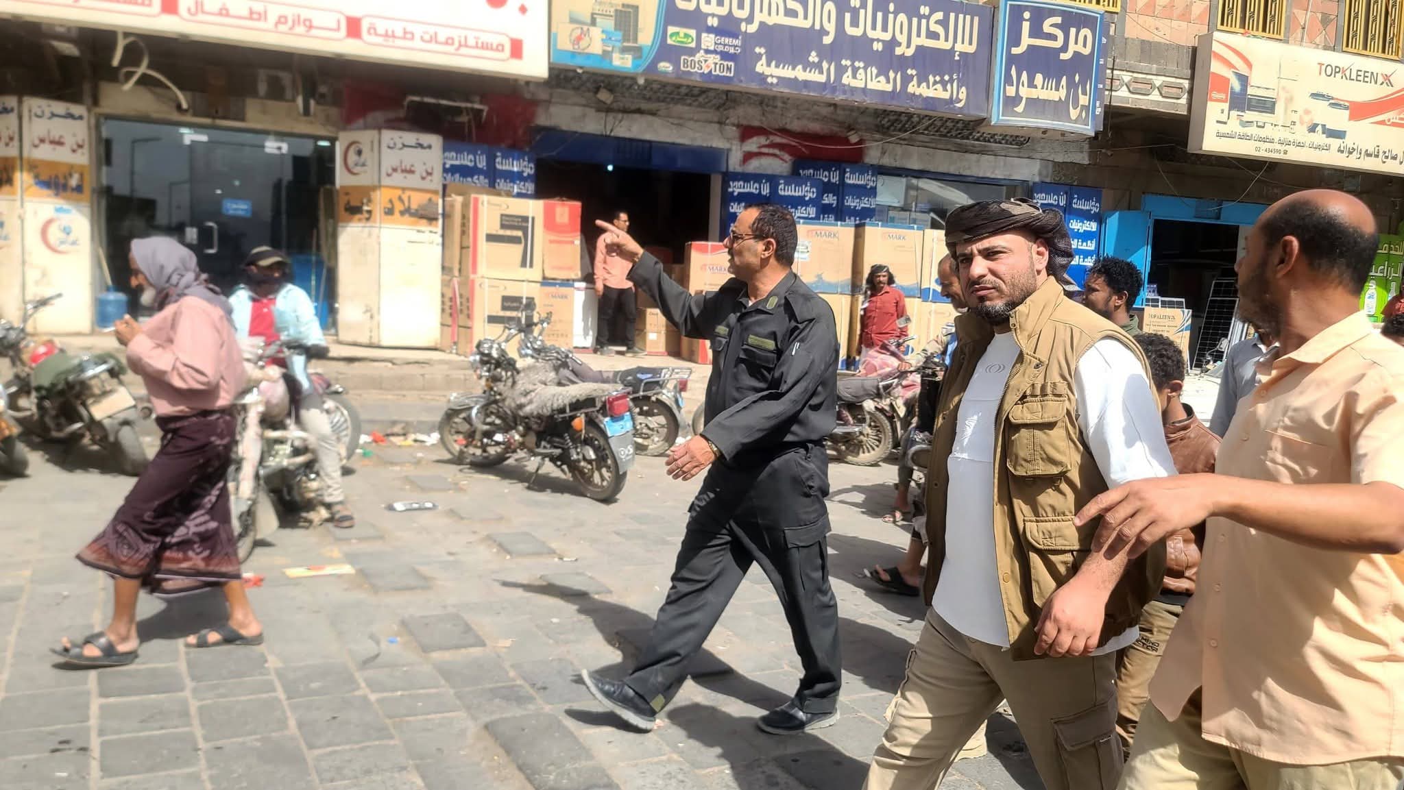 الضالع.. تنفيذ حملة ميدانية لتنظيم الأسواق ورفع العشوائيات وتحسين الحركة المرورية