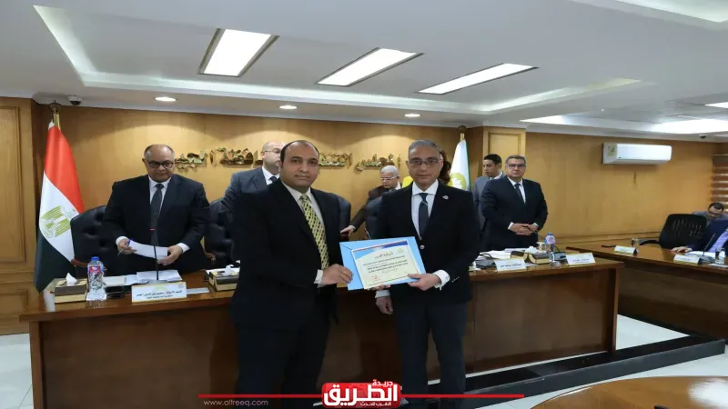قيادات محافظة الجيزة تتلقى تكريمًا على جهودها في التعامل مع الأمطار الطارئة