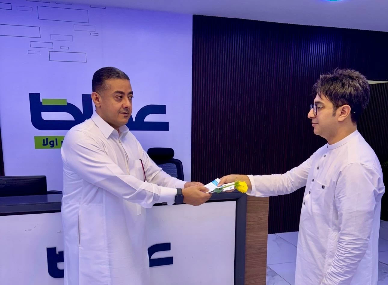 «عكاظ» تحتفي بموظفيها في اليوم العالمي للموارد البشرية 2026 بـ «الورود والشيكولاتة»