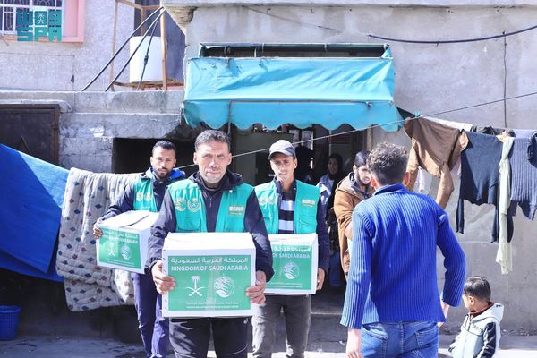 «سلمان للإغاثة» يوزع سلالًا غذائية على الأسر النازحة في خان يونس بغزة