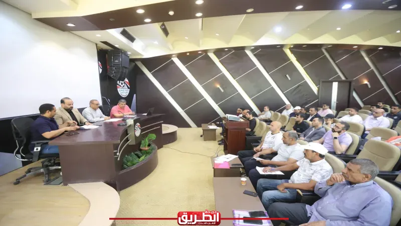 مصطفى عزمي يجتمع مع مندوبي المناطق لمناقشة قواعد قيد وانتقالات اللاعبين بالموسم الجديد