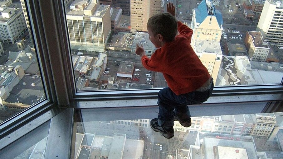 قدماك هي السبب.. دراسة تكشف سبب الخوف من المرتفعات