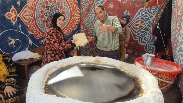 قصة الكنافة البلدي بالمنصورة، فتحي نيازي يحافظ على إرث الصناعة لأكثر من نصف قرن (فيديو وصور)