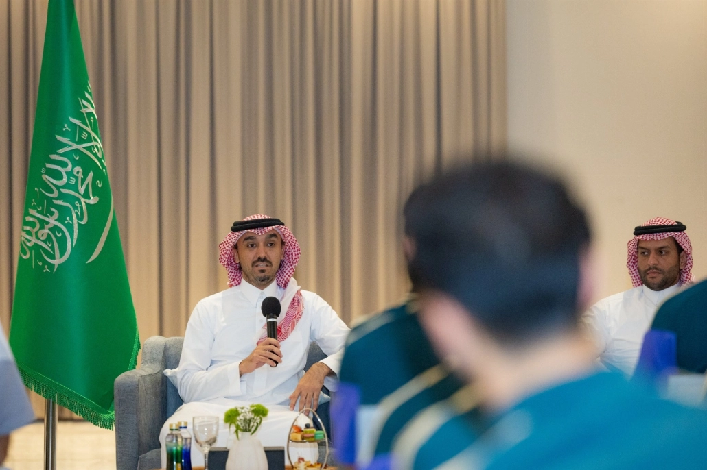 الفيصل يلتقي بعثة الأخضر.. وينقل لهم تحيات ولي العهد