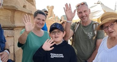 سياح فرنسيون بمعابد الكرنك يهنئون الشعب المصرى بقدوم شهر رمضان