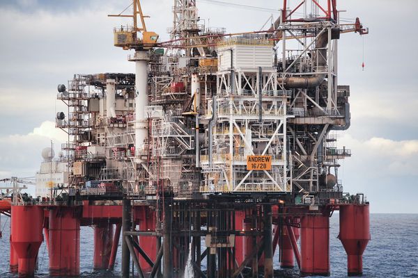 النفط يقفز 7% بعد تلويح أمريكي بتصعيد الحرب مع إيران