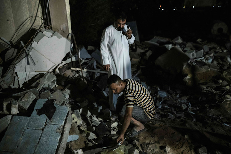 محتجون يقتحمون القنصلية الكويتية في البصرة بعد استهداف منزل بصاروخ أطلق من الكويت