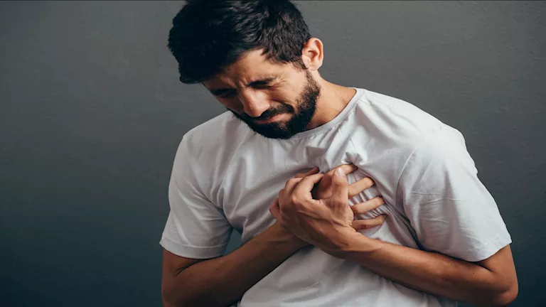 من اللحوم المصنعة للمشروبات السكرية.. أطعمة تضر بصحة القلب