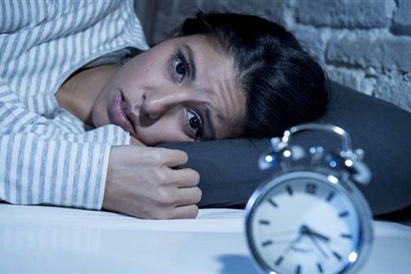 خطأ بسيط يرتكبه الكثيرون عند الاستيقاظ ليلا يفاقم الأرق