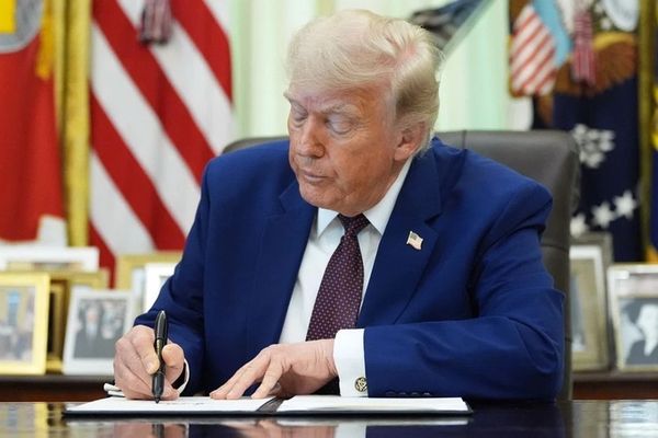 الرئيس الأمريكي يوقع مشروع قانون بزيادة دعم أجندته للهجرة والترحيل