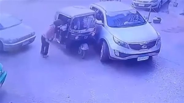 خبط عربيتها| فتاة تضرب سائق توك توك في المنوفية