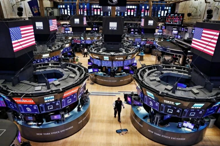 «عكاظ» ترصد.. 1000 ريال في «أبل» قفزت إلى 1.37 مليون ريال