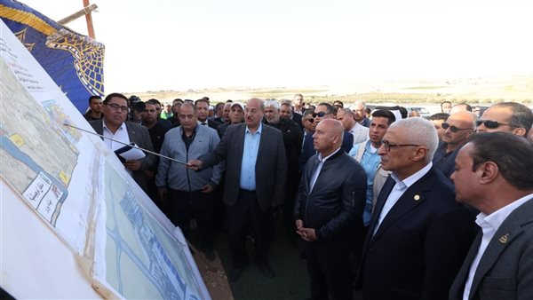وزير النقل يتفقد مواقع العمل بمشروع تطوير وتوسعة ميناء العريش البحري