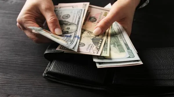 الدولار يهبط من أعلى مستوى في شهرين وسط محادثات إيران