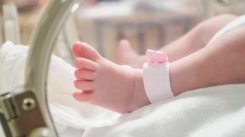 هل تأجيل الإنجاب في بداية الزواج حرام؟