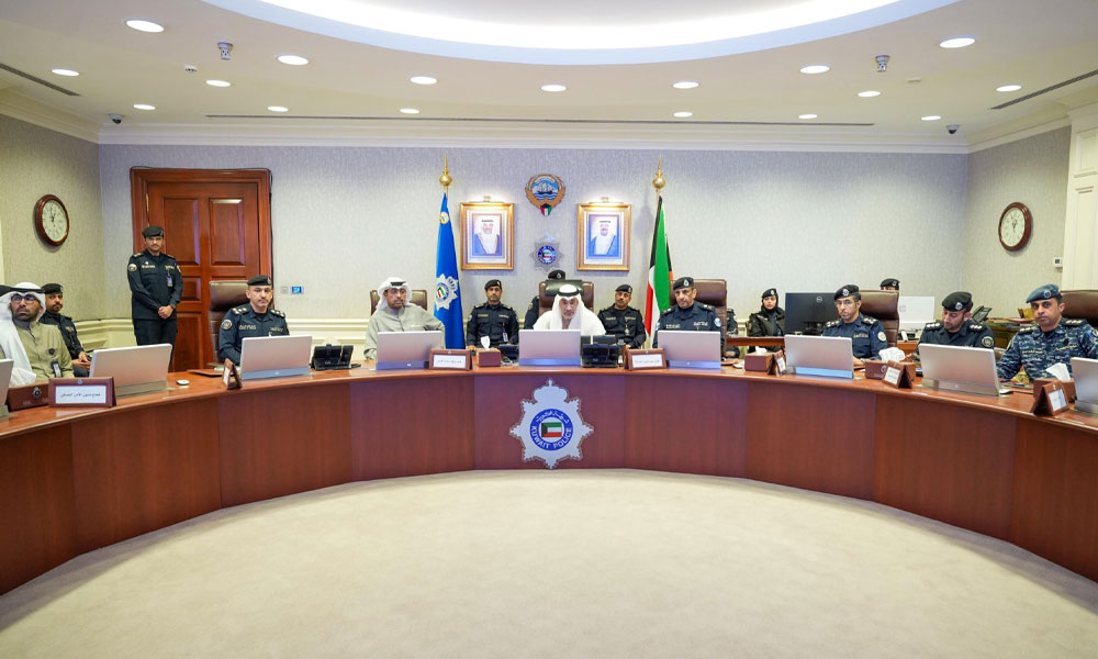 النائب الأول ووزير الداخلية ووزير الدفاع يتابعان آخر المستجدات في غرفة اتخاذ القرار