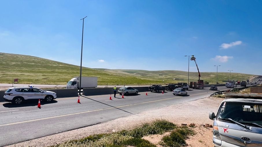 الأشغال تطلق مشروعا لإنارة ممر عمّان التنموي باستخدام الطاقة الشمسية