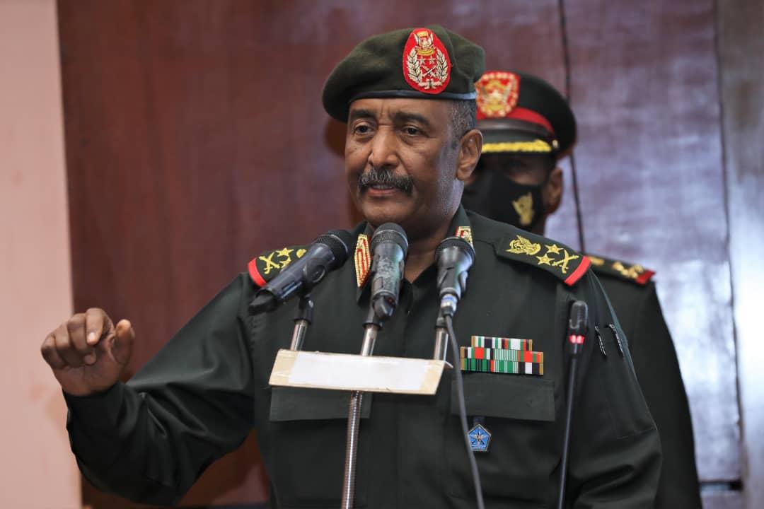 البرهان يشيد بدول الخليج ويتضامن معها.. ويهدد المجموعة التي تتحدث باسم الدولة والجيش: (أي زول عاوز يفتح عينه؛ يفتح عينه، ما عاوز يفتح عينه؛ نحن بنغمض ليه عينه)