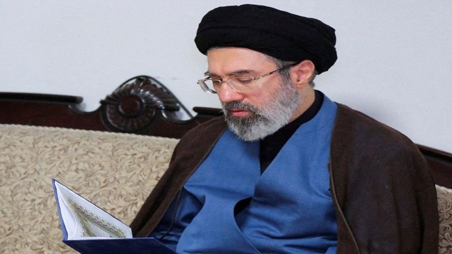 مجتبى خامنئي: القوة البحرية "على أهبة الاستعداد" لهزيمة واشنطن