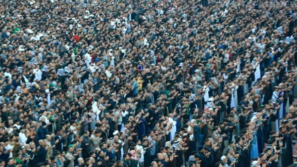 آلاف المصلين يحيون صلاة عيد الفطر في كربلاء (صور)