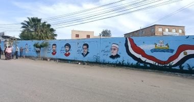 رسام يحكى تاريخ مدينة بيلا فى كفر الشيخ ويبرز شخصياتها بجداريات متعددة