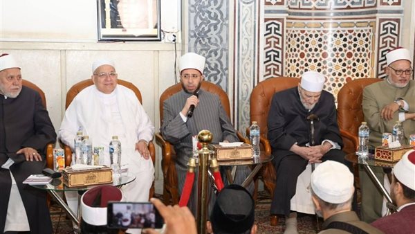 الأزهري يشهد ختام قراءة كتاب «تاج العروس الحاوي» ويُجيز الحاضرين بسند متصل