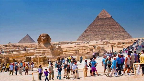 وزير السياحة: إعداد خطة قصيرة المدى للحفاظ على استقرار السياحة الوافدة في ظل الأوضاع الإقليمية
