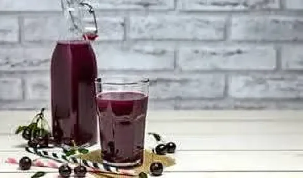 كوب كرز حامض قبل النوم.. دراسة من جامعة هارفارد تكشف حلًا طبيعيًا فعّالًا للأرق لدى كبار السن