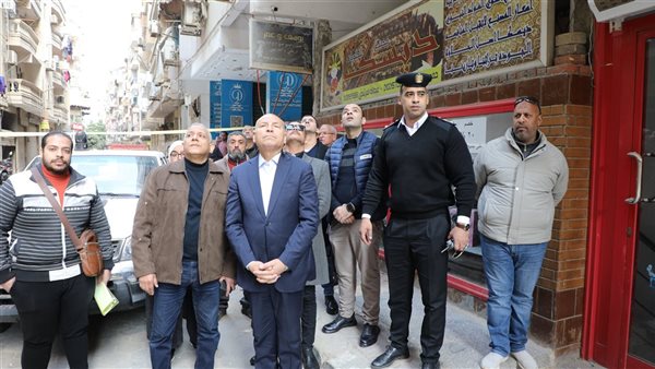 محافظ القاهرة يشرف على إزالة عقار مخالف بالزيتون وإحالة المخالفين للنيابة (صور)