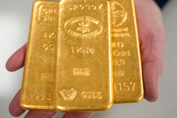 الذهب يتراجع لأدنى مستوى في أكثر من شهر مع قوة الدولار وتشديد "الفائدة"