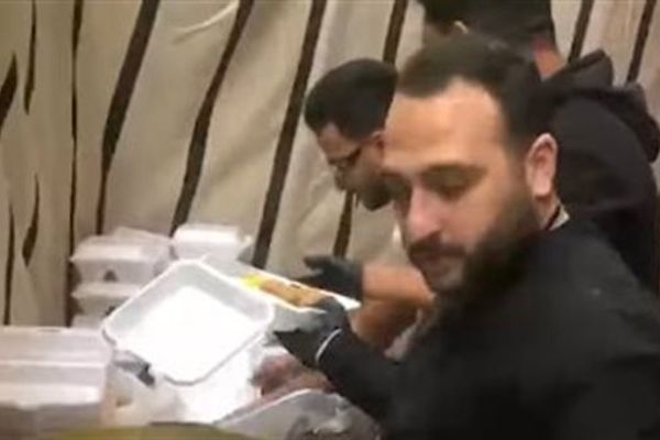بـ 10 آلاف وجبة.. شاهد تجهيزات إفطار شباب فيصل الجماعي للعام الخامس على التوالي (فيديو)
