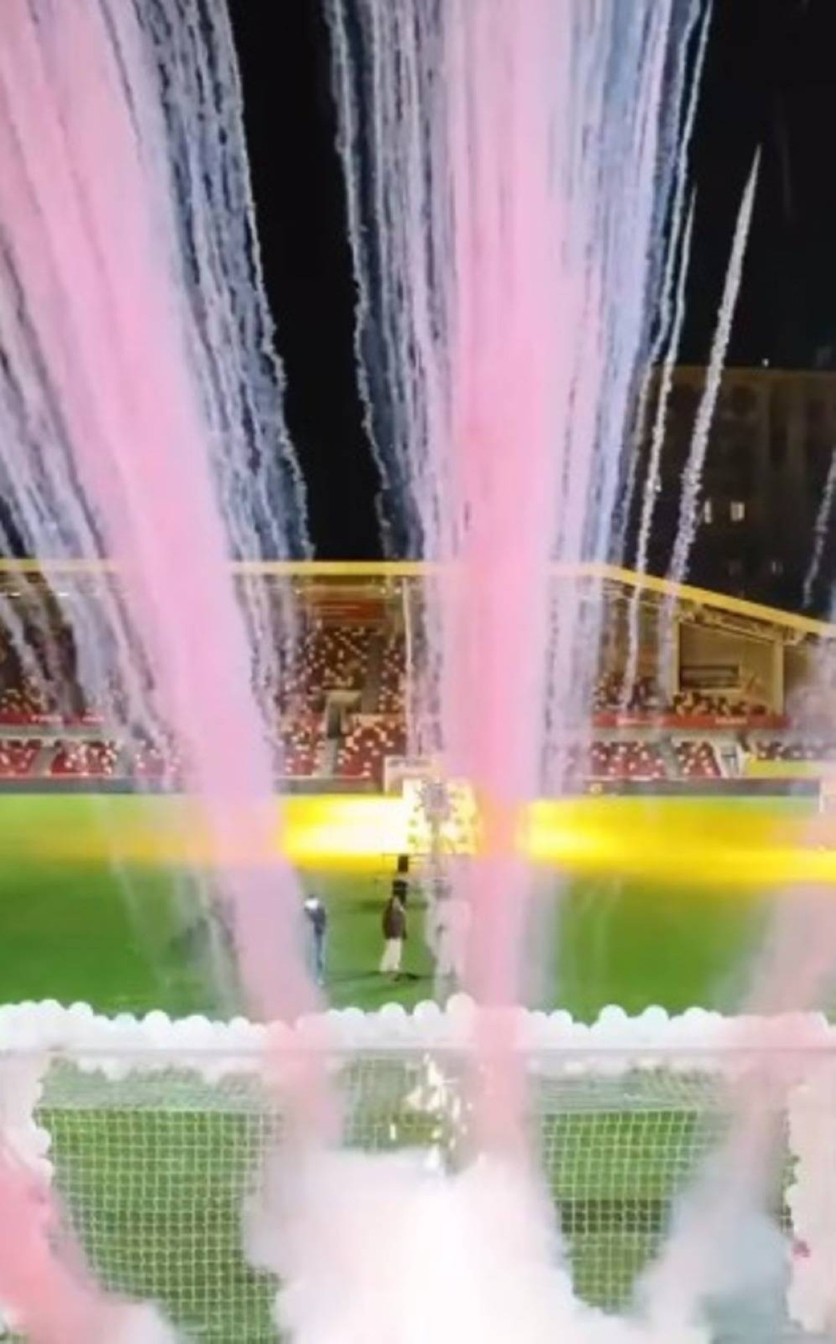 دخان وردي يشعل مدرجات برينتفورد