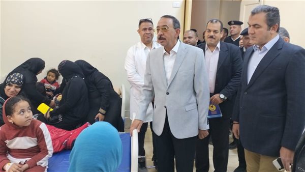 محافظ سوهاج يطمئن على حالات تسمم بمستشفى جرجا ويأمر باتخاذ الإجراءات القانونية تجاه بائع مشروب “البوظة"
