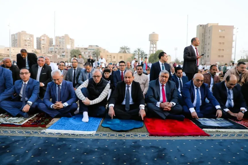 محافظ المنيا يشارك المواطنين فرحة عيد الفطر بأداء الصلاة في ساحة كبرى بالمدينة