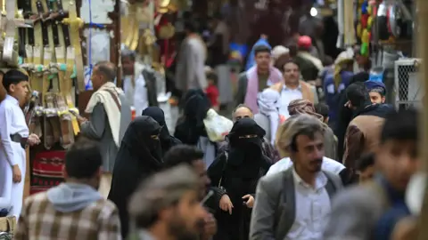 القطاعات القبلية في مأرب تشعل أزمة الغاز والوقود وتفاقم معاناة اليمنيين