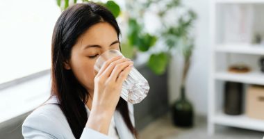 بينها انتظار العطش.. 7 أخطاء شائعة عند شرب الماء قد ترتكبها