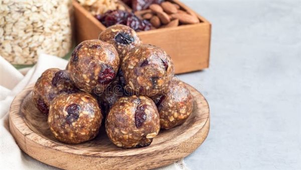 كرات الطاقة بالتمر والمكسرات، طعم لذيذ وقيمة غذائية عالية