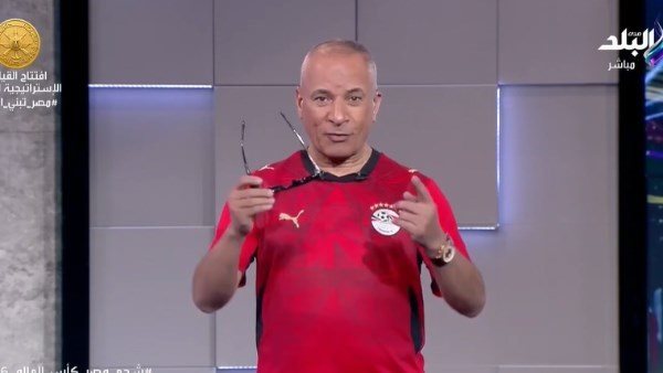 بنظارة سوداء ورقصة خاصة.. أحمد موسى يحتفل بصعود مصر لدور الـ16 بالمونديال