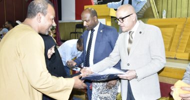 محافظ الأقصر يشهد تسليم جوازات سفر حجاج الجمعيات الأهلية ويودعهم لأداء الفريضة