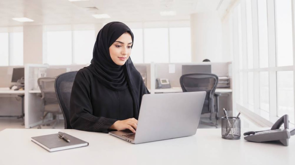أبوظبي تطلق «الموظف الرائد» لتعزيز حكومة الذكاء الاصطناعي
