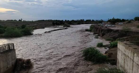 تدفق سيل جارف في وادي معادن بلحج وتحذيرات من عبور الأودية