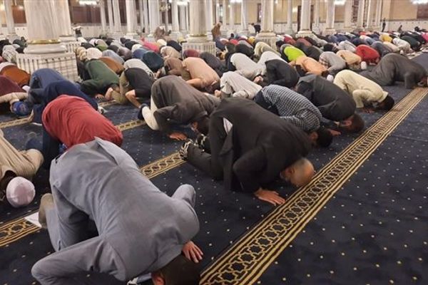 وداعًا شهر الصيام.. صلاة تراويح آخر ليلة وترية من جامع عمرو بن العاص (فيديو)
