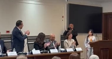 طالبة 12 عاما تحظى بتصفيق النواب والوزراء.. ووكيلة لجنة الاتصالات